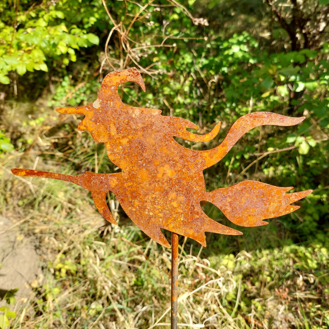 Figur i jern | Heks på kost